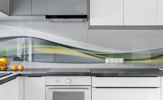 Zastosowania grafiki na szkle w aranżacji wnętrz i przestrzeni biurowych