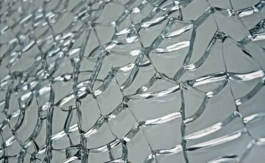 Grafika na szkle – trendy i ciekawostki dotyczące szklanych dekoracji