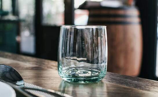 Szkło z nadrukiem – pomysły, zastosowania i inspiracje dla każdego wnętrza