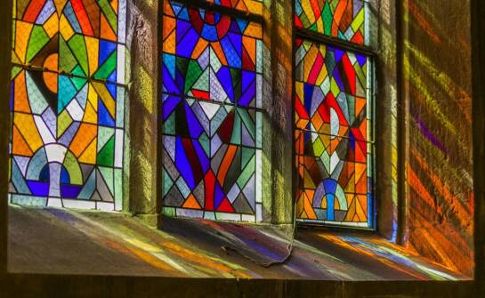 Szkło lakierowane – zastosowania i zalety w aranżacji wnętrz