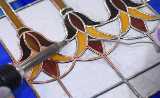 Szkło lakierowane – zalety, zastosowania i inspiracje w aranżacji wnętrz