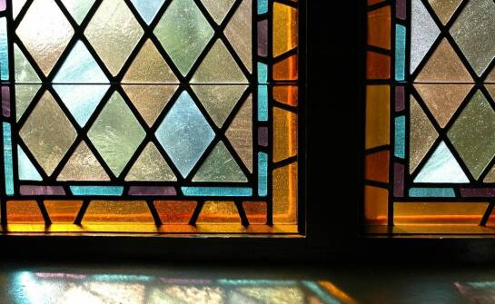 Szkło lakierowane – zastosowania, zalety i inspiracje w aranżacji wnętrz