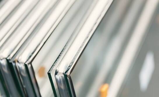 Panele szklane do kuchni i łazienki – inspiracje i praktyczne zastosowania