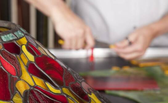 Szkło lakierowane w aranżacji wnętrz – inspiracje i praktyczne zastosowania