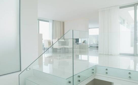 Balustrady szklane – stylowe rozwiązania do domu i biura