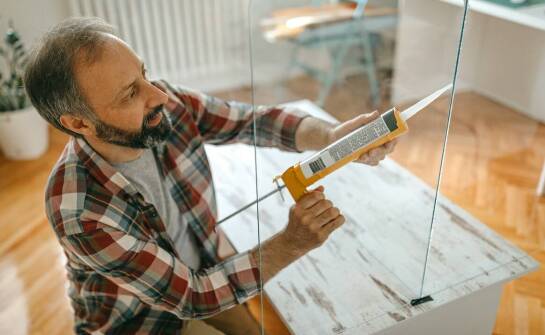 Jak wykorzystać szkło w aranżacji wnętrz? Inspiracje i praktyczne porady