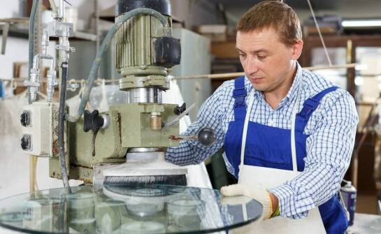 Szkło w aranżacji wnętrz – inspiracje i najważniejsze zastosowania