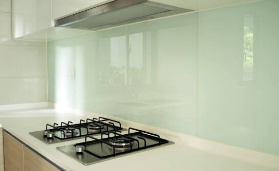 Szkło hartowane w kuchni – funkcjonalność i estetyka na lata