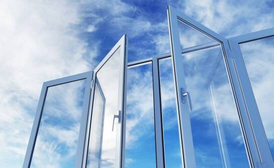 Drzwi szklane do wnętrz – zalety, rodzaje i zastosowania w domu