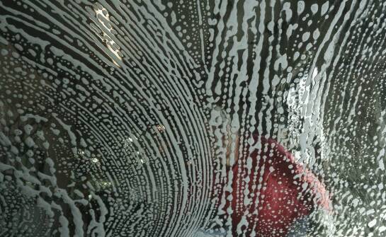 Inspiracje i zastosowania grafiki na szkle do aranżacji wnętrz