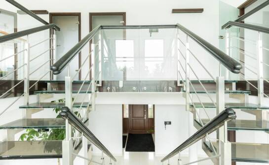 Balustrady szklane – zalety, zastosowania oraz inspiracje do wnętrz i na zewnątrz