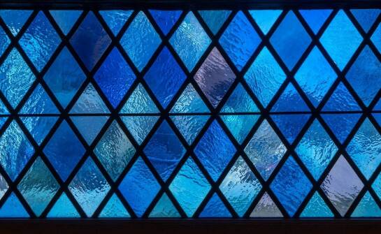 Szkło lakierowane – zastosowania, zalety i inspiracje do aranżacji wnętrz