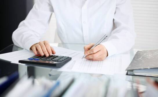 Jak wybrać skuteczne i niedrogie biuro rachunkowe? Praktyczne wskazówki