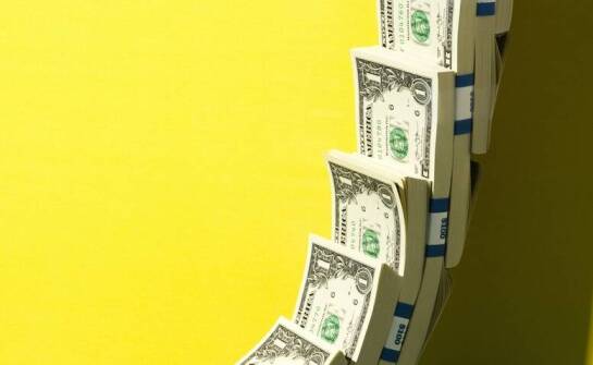 Jak kształtuje się kurs dolara w kantorach i co wpływa na jego wysokość?