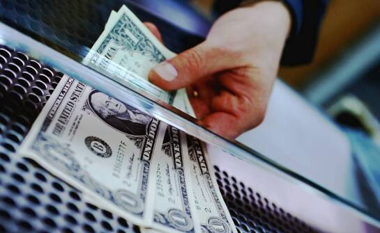 Jak korzystnie wymienić dolary i gdzie szukać najlepszych kursów walut