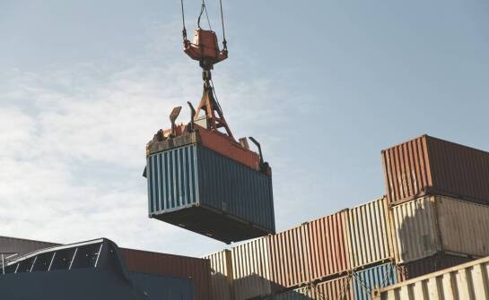 Zastosowania kontenerów stalowych – praktyczne rozwiązania i możliwości