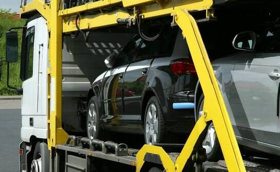 Stojaki transportowe – zastosowanie, rodzaje i korzyści użytkowania