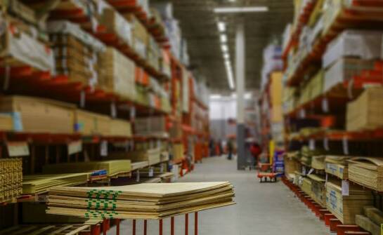 Regały magazynowe – jak usprawnić przechowywanie i organizację towarów