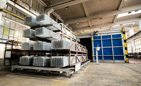 Stojaki transportowe – zastosowania, rodzaje i korzyści w logistyce