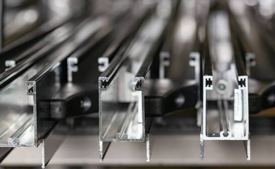 Stojaki typu A – zastosowanie, zalety i pomysły na wykorzystanie