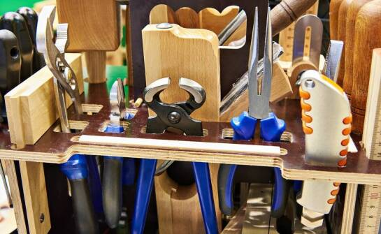 Jak działa stół do okuwania i gdzie znajduje zastosowanie w przemyśle