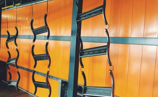 Stojaki metalowe – zastosowanie, rodzaje i korzyści użytkowania