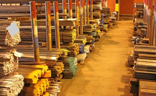 Stojaki metalowe – praktyczne rozwiązania i inspiracje do różnych zastosowań