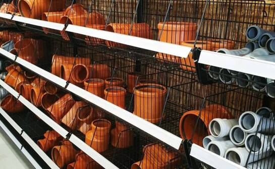 Stojaki metalowe – praktyczne zastosowania i najważniejsze zalety