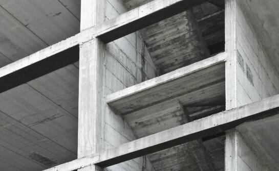 Beton architektoniczny – kluczowe cechy i możliwości współpracy z producentem