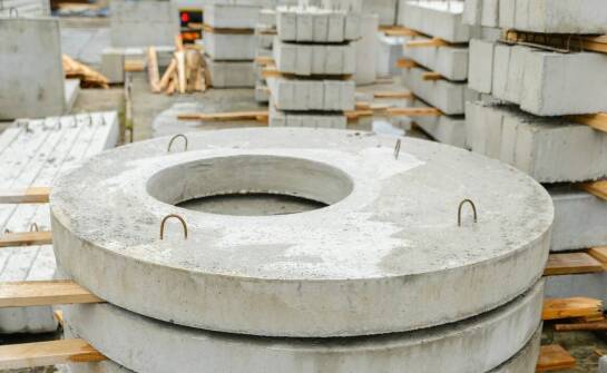 Beton architektoniczny – czym jest i jakie możliwości oferuje ten materiał