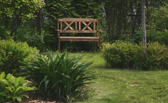 Ławki bez oparcia – inspiracje i popularne rozwiązania do aranżacji przestrzeni