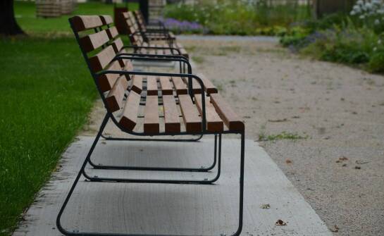 Ławki bez oparcia – zalety, możliwości aranżacji i ponadczasowy design
