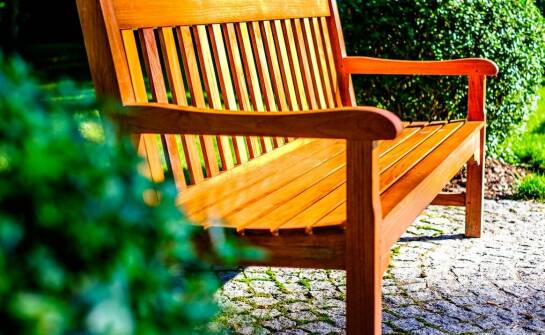 Ławki z oparciem – funkcjonalność i komfort w codziennych przestrzeniach