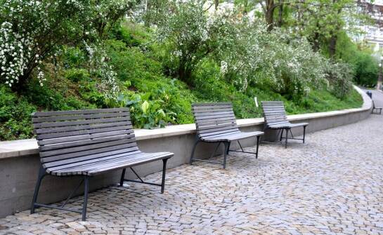 Ławki z oparciem – funkcjonalność, wygoda i inspiracje aranżacyjne