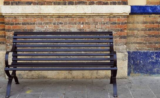 Ławki i zestawy do ogrodu – jak wybrać idealne meble do relaksu