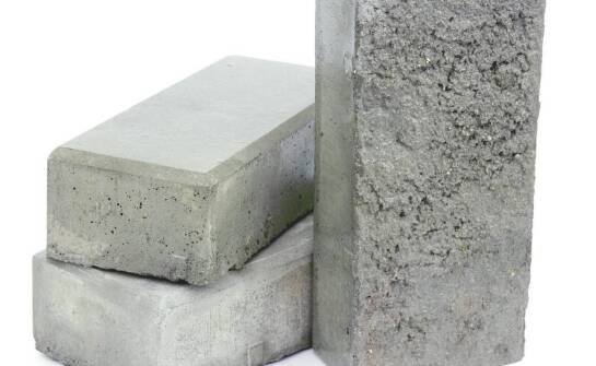 Zastosowania i zalety betonu architektonicznego w aranżacji wnętrz i ogrodów