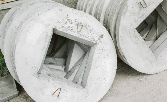 Słupki betonowe okrągłe – zastosowania, zalety i najważniejsze cechy