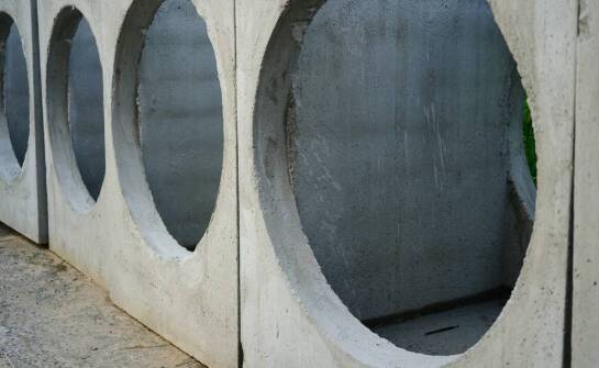 Słupki betonowe okrągłe – zastosowanie, zalety i możliwości wykorzystania