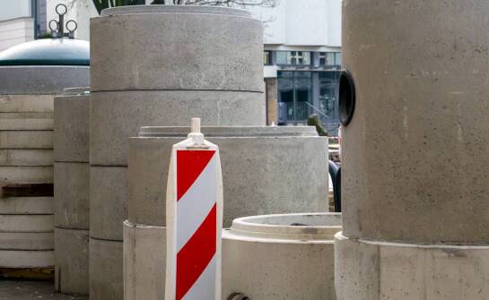 Słupki betonowe do znaków – zastosowanie, rodzaje i korzyści montażu