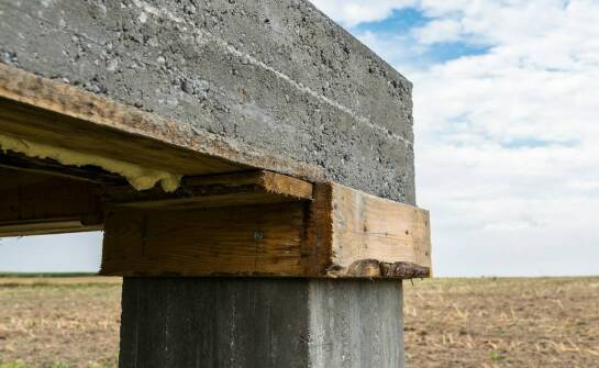 Słupki betonowe pod znak – zastosowania, zalety i trwałość rozwiązań