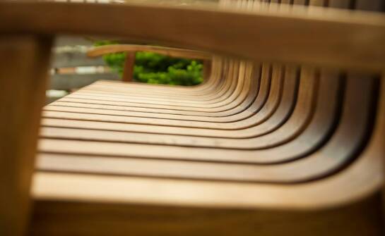 Ławki łukowe – inspiracje i zastosowania w aranżacji przestrzeni publicznej