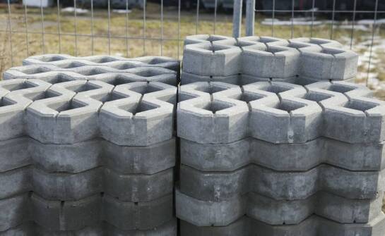 Kosze betonowe sześciokątne – zalety i inspiracje do aranżacji przestrzeni