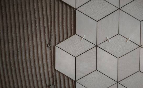 Sześciokątne kosze betonowe – zastosowanie i zalety w aranżacji przestrzeni