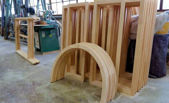 Jakie zalety mają ławki łukowe?