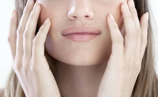 Enzymatyczny peeling do twarzy – działanie, korzyści i zastosowanie