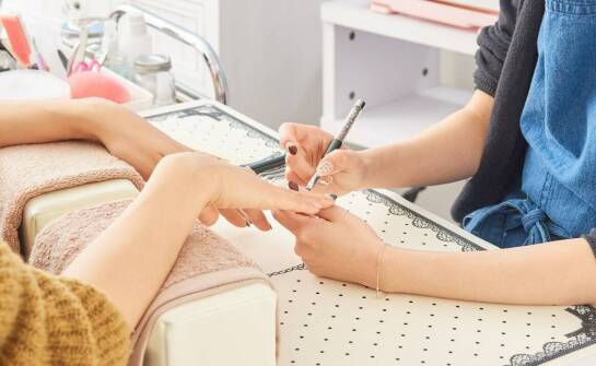 Frezarka do pedicure – co warto wiedzieć przed wyborem urządzenia?