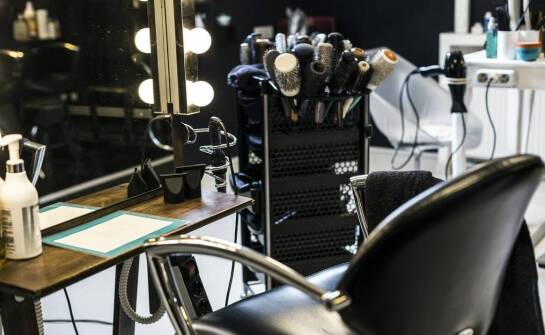 Jakie elementy wyposażenia salonu kosmetycznego są niezbędne w codziennej pracy?