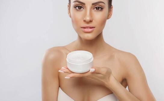 Sposoby na jędrny biust – jak działają kremy i co warto wiedzieć?