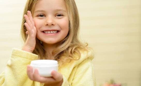 Kremy z filtrem SPF – jak wybrać skuteczną ochronę przeciwsłoneczną?