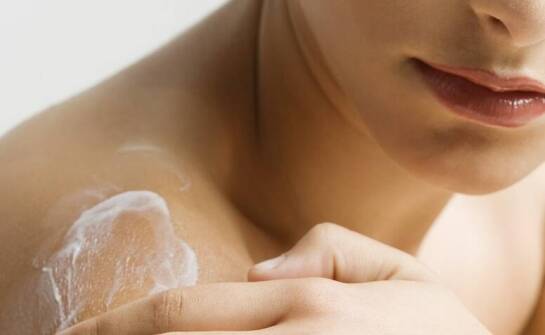 Liftingujący peeling do ciała – sposób na jędrną i gładką skórę